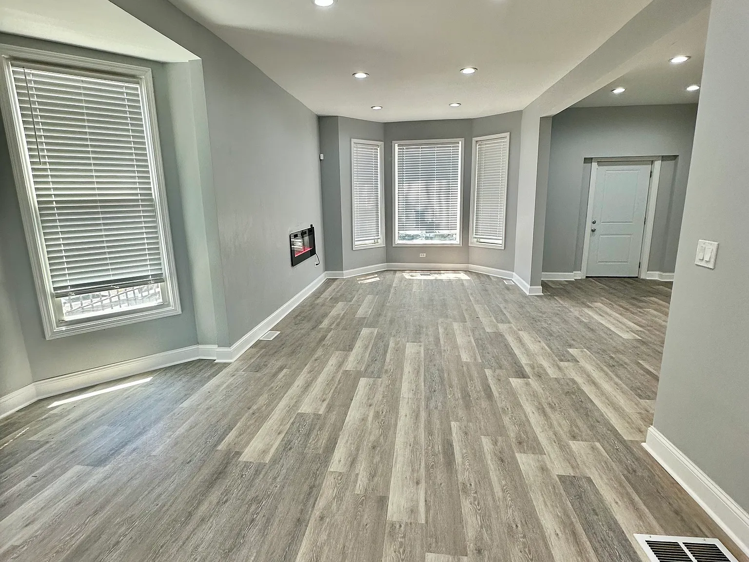 5 bed, 1934 sqft, $3,750 — Photo 2
