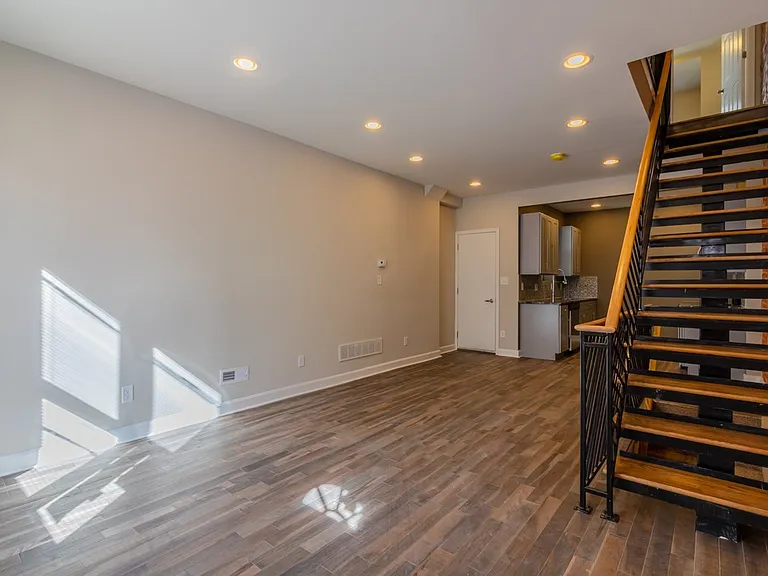 2515 Ingersoll St — Photo 12