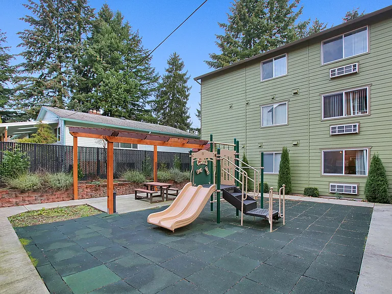 Riva Courtyard Apartments — Photo 21