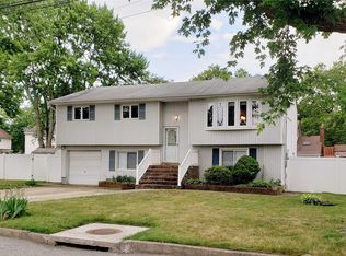 312 Vernon St, Dix Hills, NY 11746