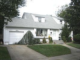 Home for Sale in Massapequa Park, New York $394,990