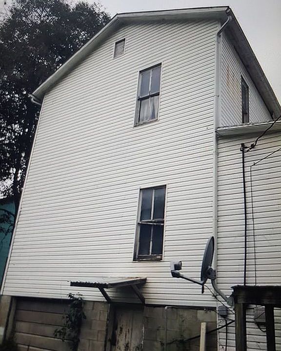 2nd image of 25 Railroad St