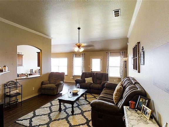 4th image of 2019 Carriage House Dr