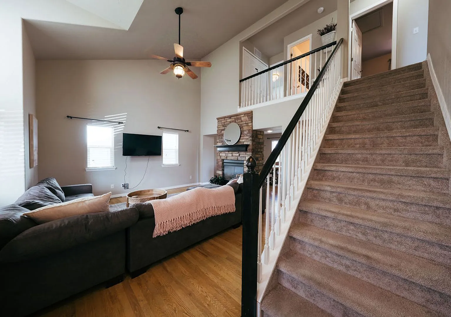 Gorgeous Fully Furnished 3 Bed 2.25 Bath Home! — Photo 4