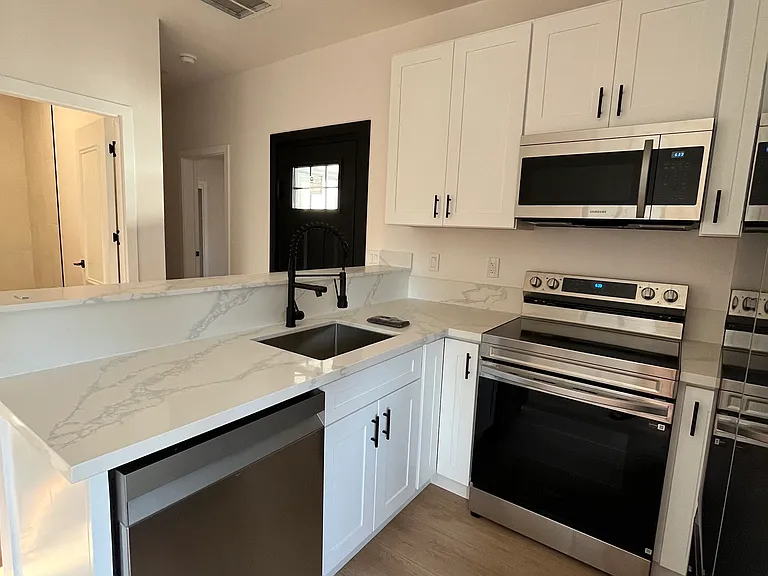 2835 Camino Heights Dr — Photo 9
