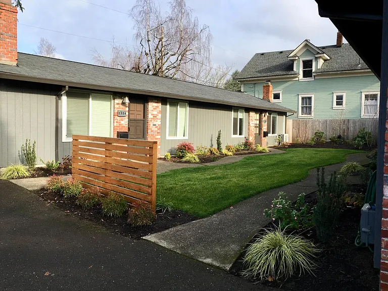 1304 SE 37th Ave — Photo 1