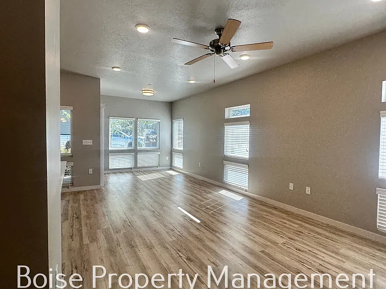 1821 S Vista Ave #303 — Photo 3