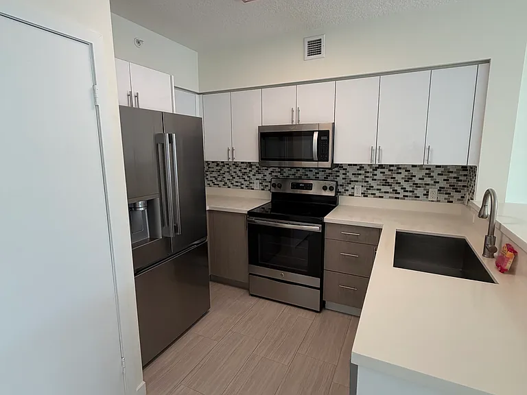 445 NE 39th St #304 — Photo 2