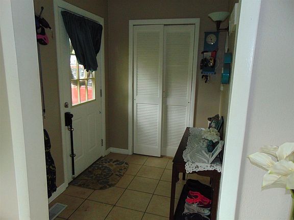 Entry w/Large Closet