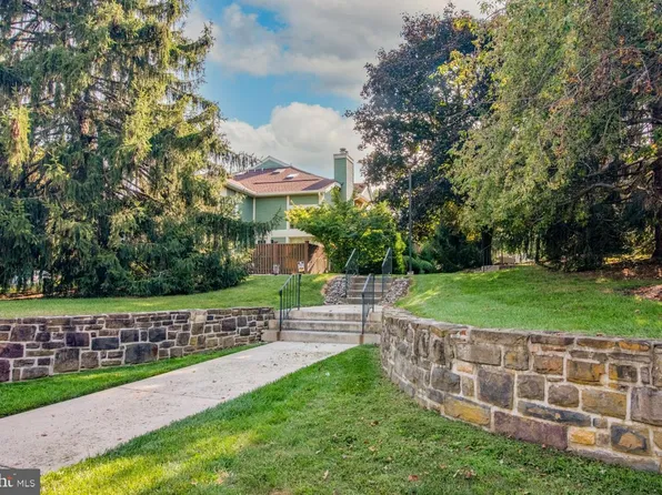320 Green Meadow Ln, Horsham, PA 19044