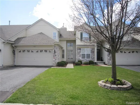 1069 Calpernia, Wixom, MI 48393