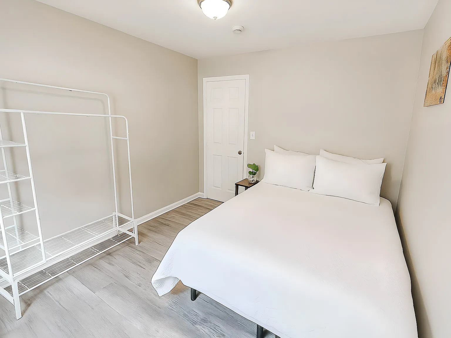 4 bed, 4.0 bath, 2200 sqft, $715 — Photo 1