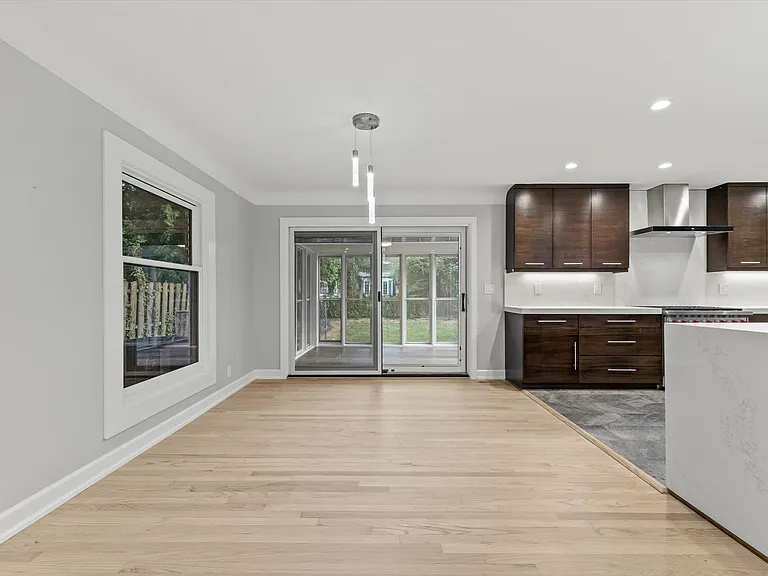 1054 Saxon Dr — Photo 13