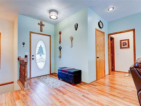 3rd image of 723 Fox Run Dr