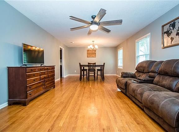 5th image of 804 W 109th Ter
