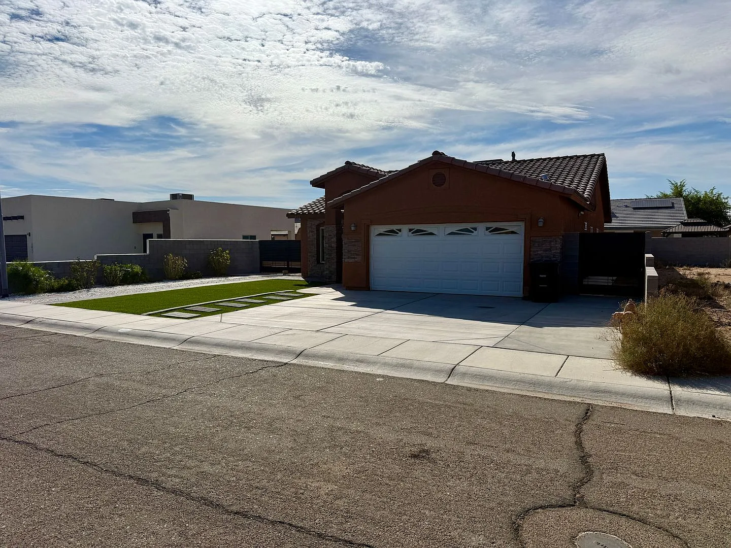 4 Bedroom Home in San Luis AZ. with Fenced Lot and Landcaping — Photo 3