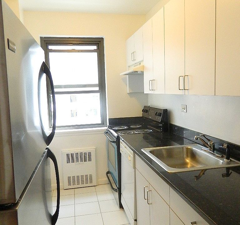 2nd image of 5 E 69th St
