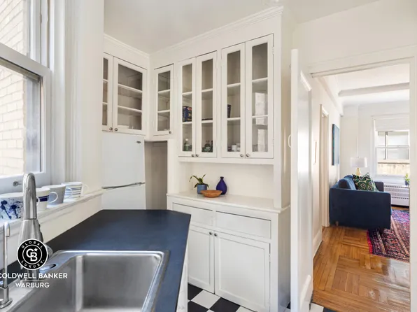 111 East 75th Street image 3 of 6