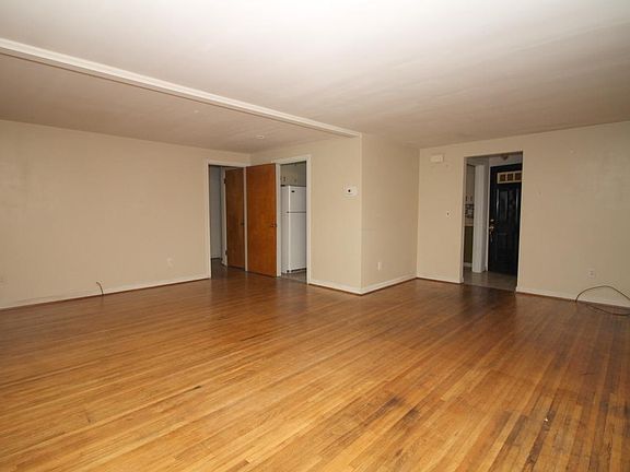 5th image of 2662 Ontario Ave