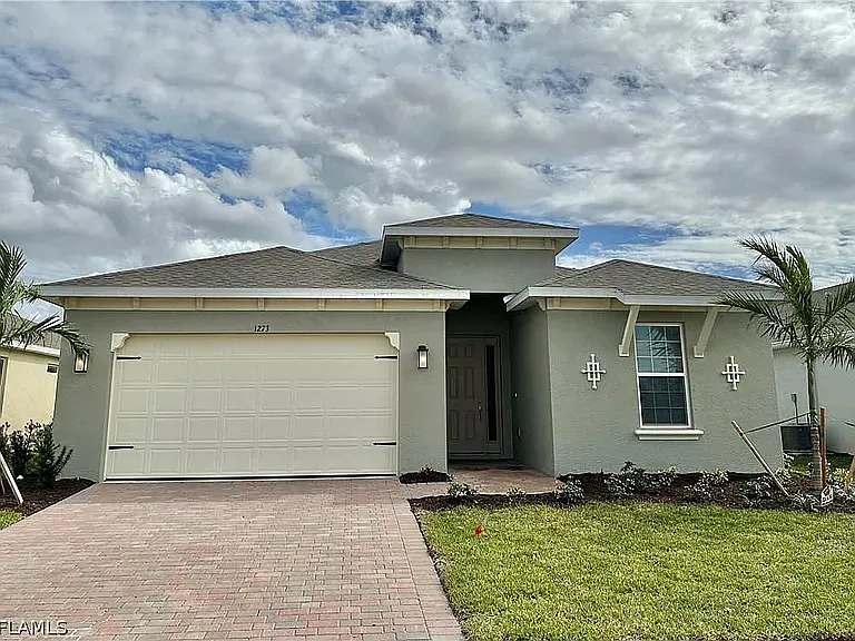 4 bed, 2.5 bath, 2221 sqft, $2,500 — Photo 2