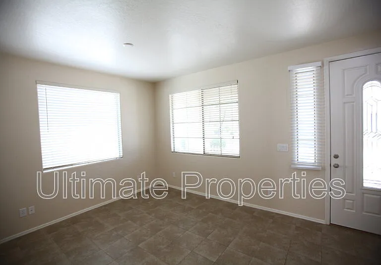 2230 W Oyer Ln — Photo 8