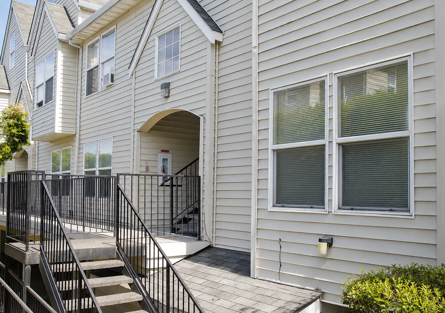 Hoodview Apartments — Photo 4