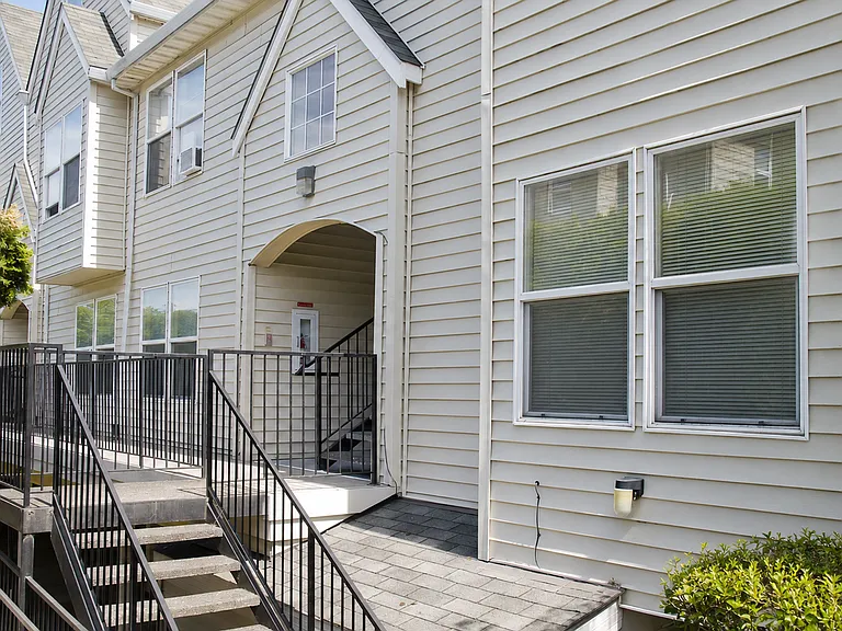 Hoodview Apartments — Photo 4