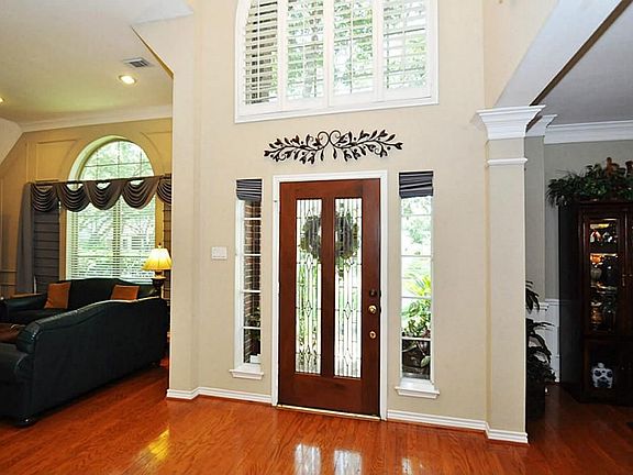With a very open floorplan and soaring ceilings, this home combines a classic plan and stylish updating.