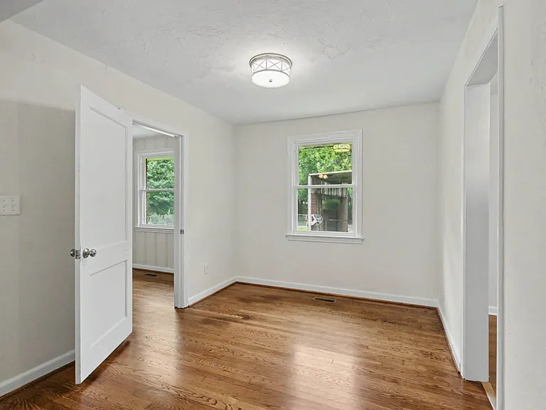 1221 Burlington Rd — Photo 10