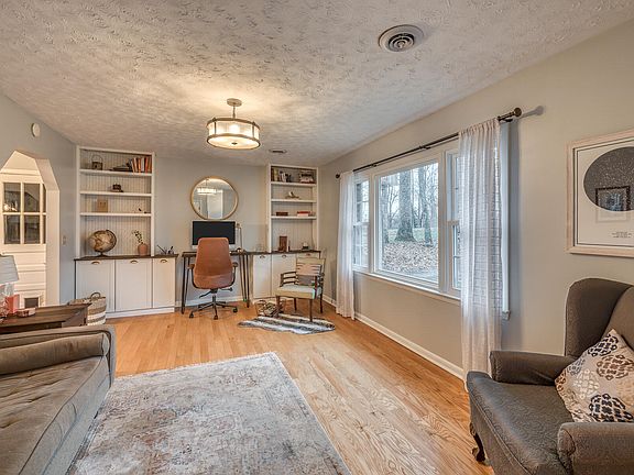 3rd image of 1004 Beechwood Dr