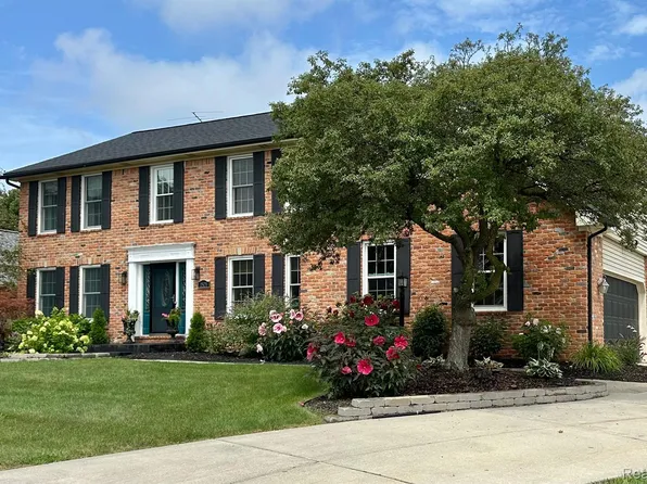 1521 Kings Carriage Rd, Grand Blanc, MI 48439