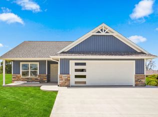 1009 Sage Oak Cir, Manchester, IA 52057