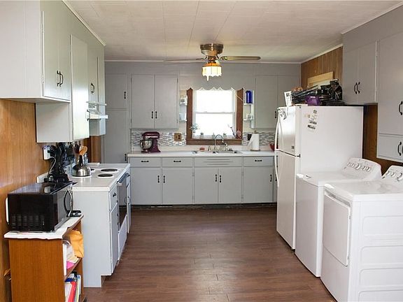 4th image of 1590 Wellington Ave