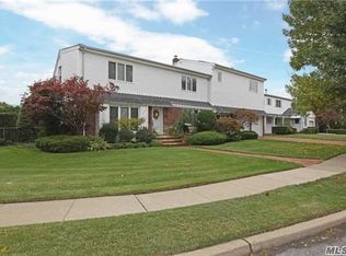 695 Willow Rd, Franklin Square, NY 11010