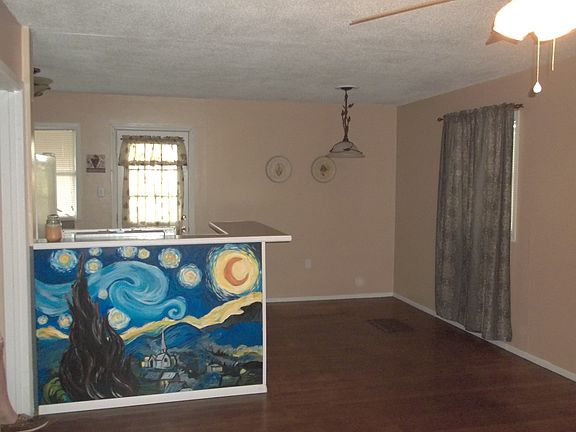 dining area / bar