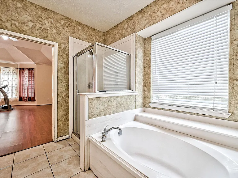 6806 Rhodes Ct — Photo 42