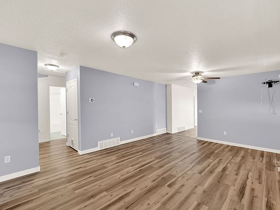 3rd image of 4624 N Maple Dr