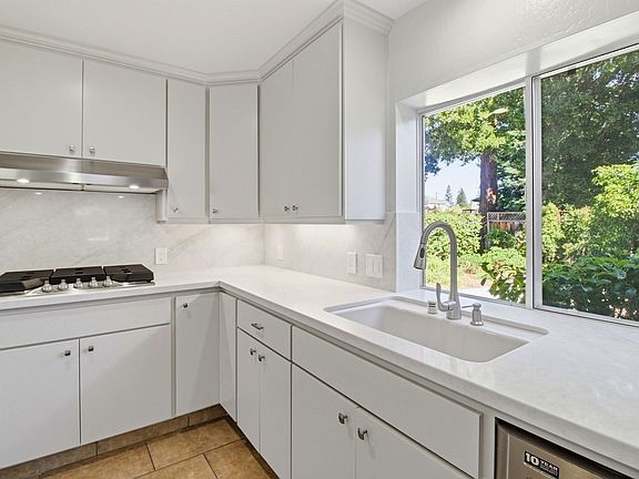 3rd image of 1083 McGregor Way