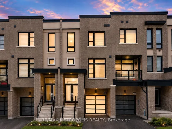 2521 Castlegate Cross, Pickering, ON L1X 0H7