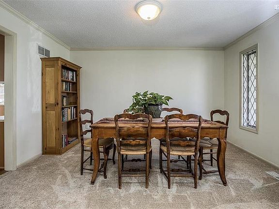FORMAL DINNING ROOM