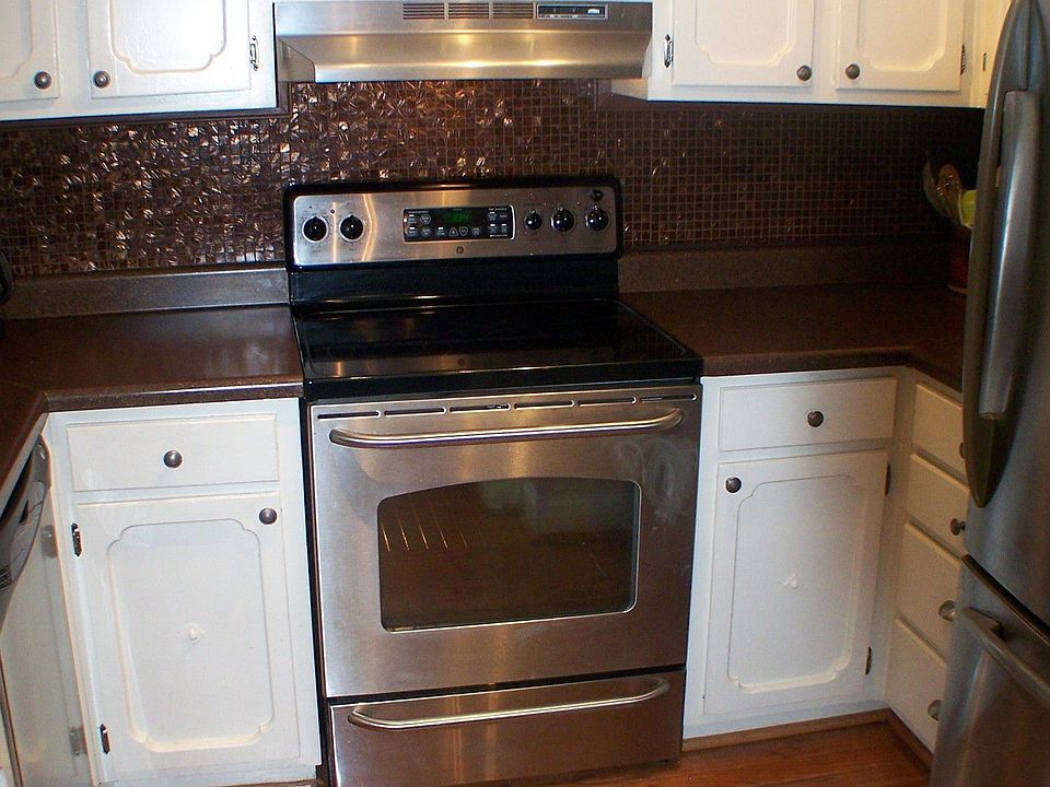 Great Kitchen with upgraded stainless steel appliances
