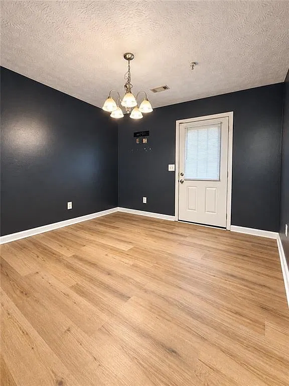4 bed, 2.0 bath, 1200 sqft, $1,325 — Photo 4