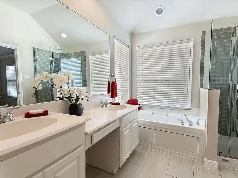 Prime Bath #3 looking southeast at Jacuzzi jetted tub & shower