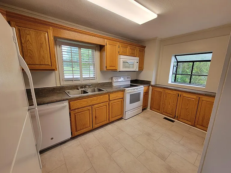 176 Riverside Dr — Photo 8