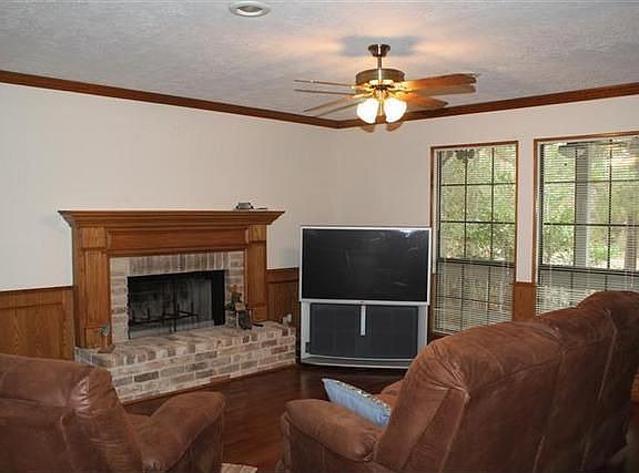 2nd image of 463 Lakeshore Dr
