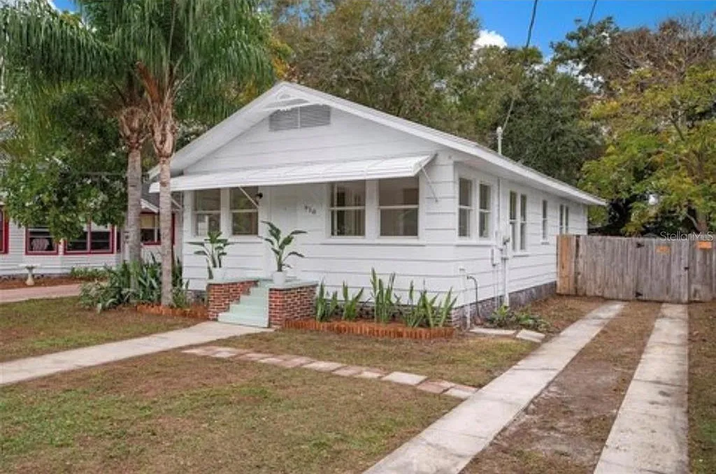 3 bed, 2.0 bath, 1081 sqft, $2,200 — Photo 2