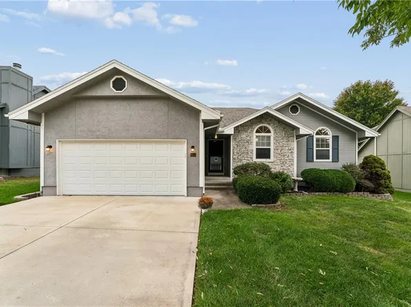 809 NE Aaron Dr, Lees Summit, MO 64086