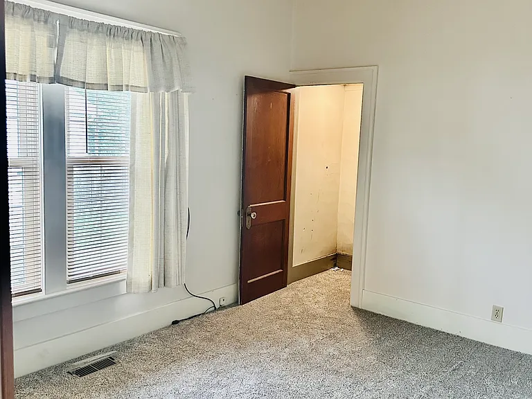 137 SW 18th St — Photo 14