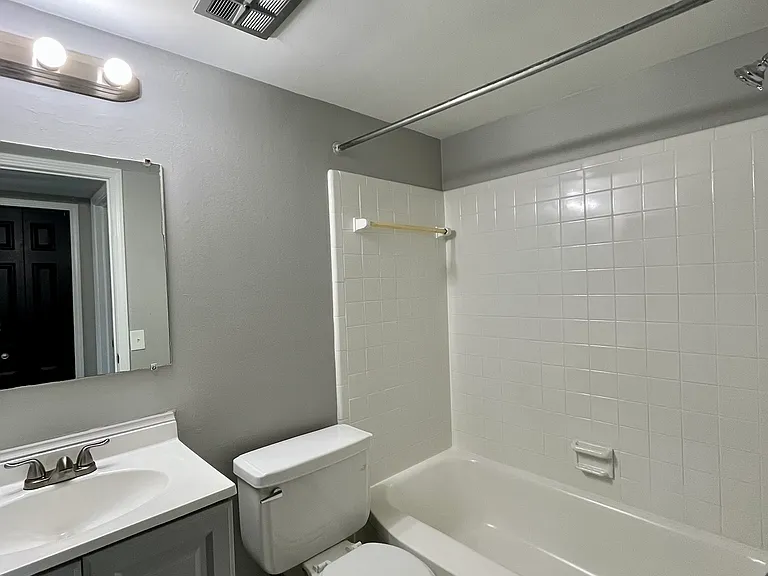 4441 Oakwood Blvd #4 — Photo 9