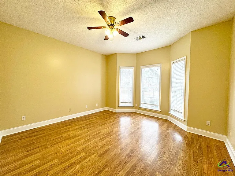 701 Victoria Cir — Photo 17